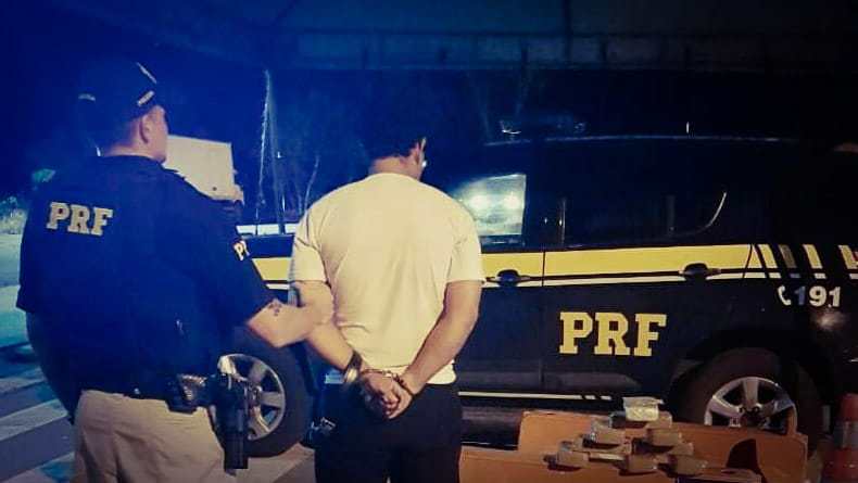 O homem e a droga foram encaminhados para a Polícia Federal de Cuiabá. (Foto: divulgação PRF/MT)