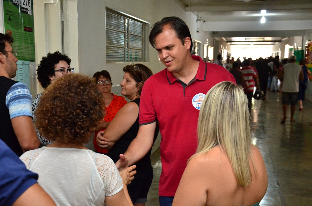 Thiago Silva cumprimentou e recebeu o apoio de muitos eleitores. (Foto: Sirlei Alves/GazetaMT)