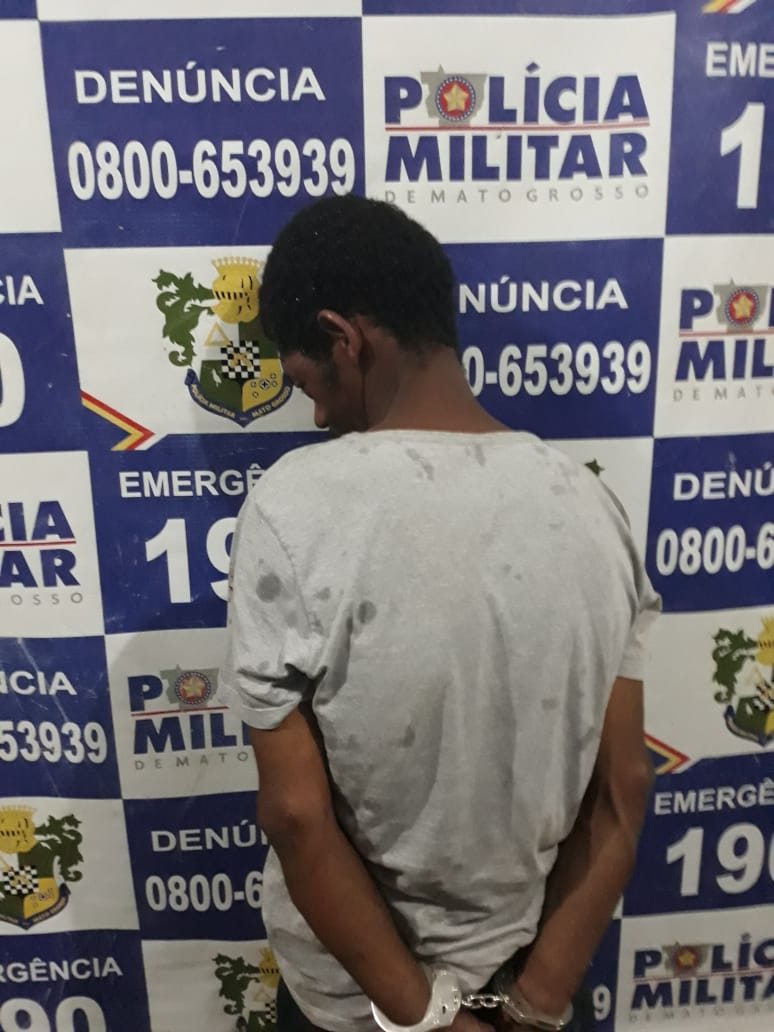 Suspeito detido pela PM, após furto em sorveteria de Rondonópolis. Foto: PM/Divulgação