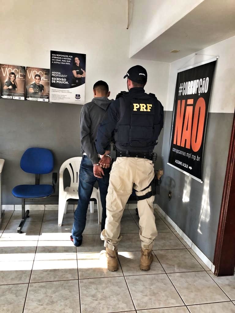 O suspeito estava na contram&atilde;o da via quando foi abordado pela equipe da PRF. (Foto: divulga&ccedil;&atilde;o PRF/MT) 