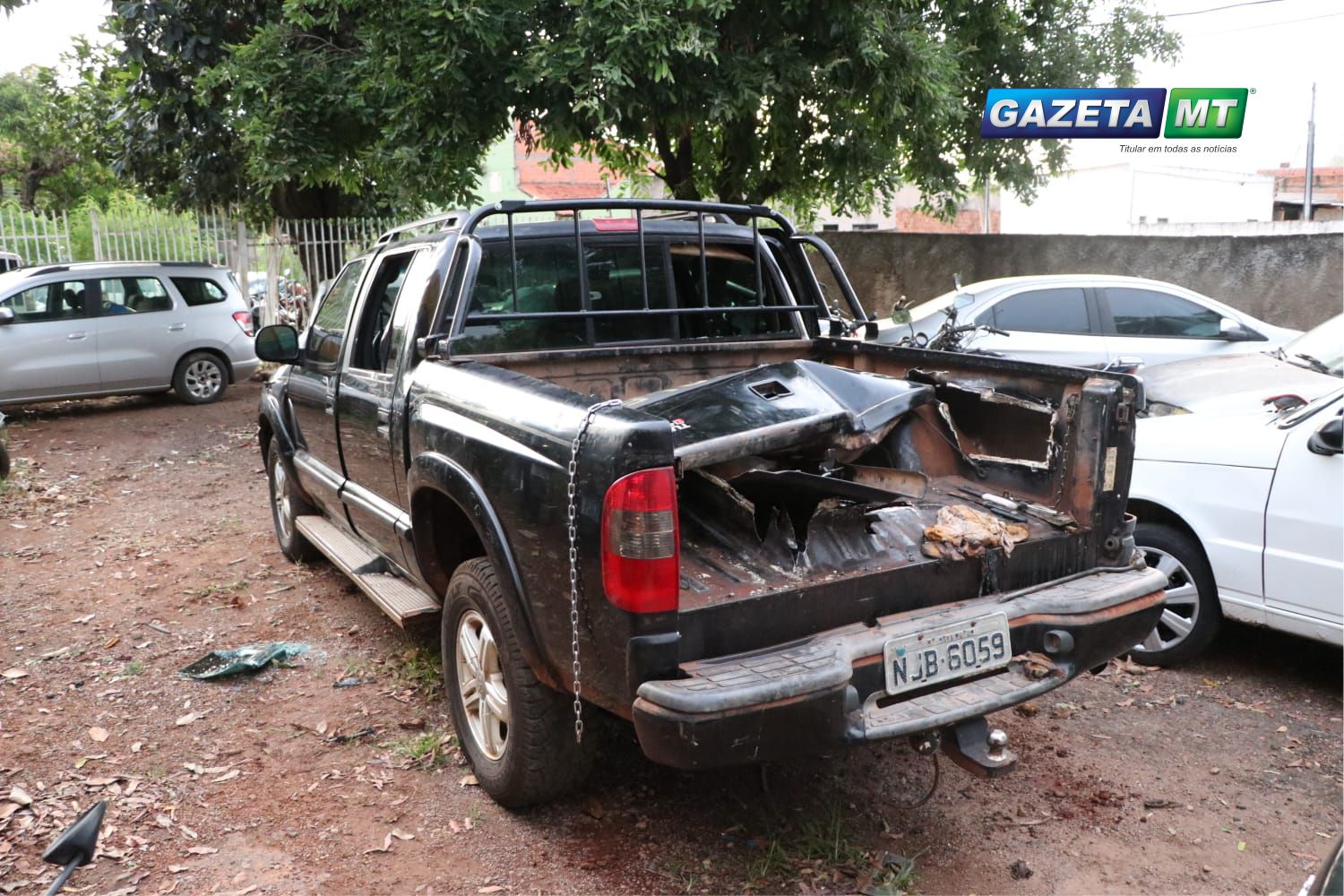 Caminhonete onde estava escondida parte dos tabletes apreendidos. (Foto: Messias Filho / GazetaMT)