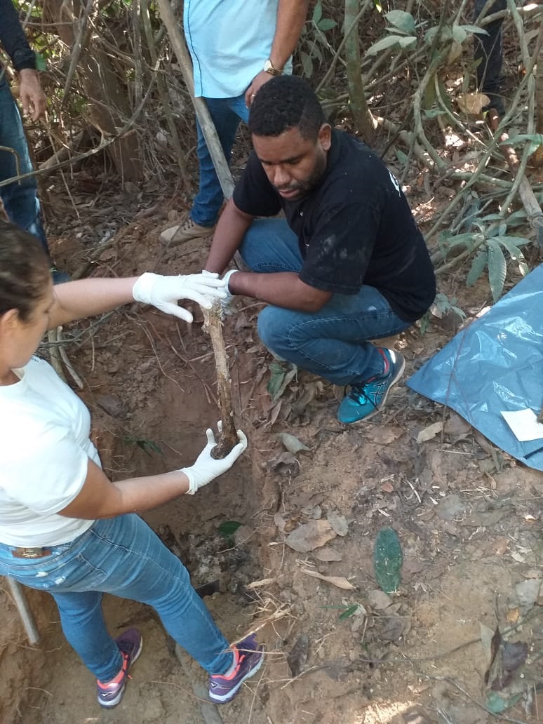 A ossada da v&iacute;tima foi encontrada no domingo (23), em uma cova com profundidade de aproximadamente 1,5 metro, nas proximidades da Rodovia MT-206. (Foto: divulga&ccedil;&atilde;o PJC/MT)