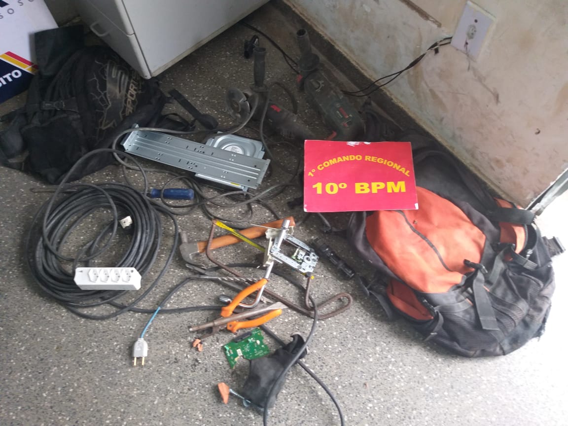 Algumas das ferramentas apreendidas pela pol&iacute;cia em uma casa pr&oacute;ximo a ag&ecirc;ncia banc&aacute;ria. (Foto: divulga&ccedil;&atilde;o PM/MT)