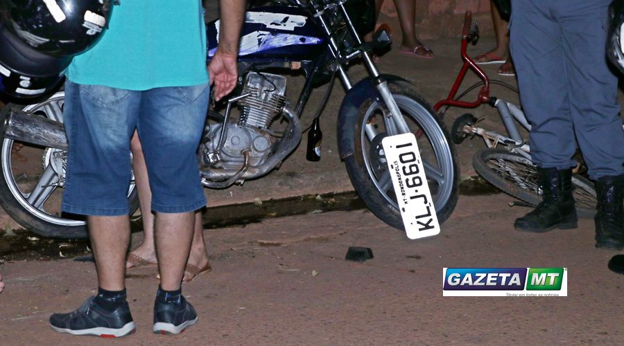 Uma placa, possivelmente a do ve&iacute;culo que ele dirigia, caiu e ficou no local do acidente. (Foto: Messias Filho / GazetaMT)