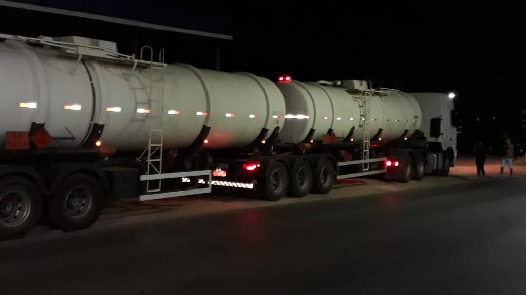 Ve&iacute;culo estava carregado de combust&iacute;vel. (Foto: divulga&ccedil;&atilde;o PM/MT)
