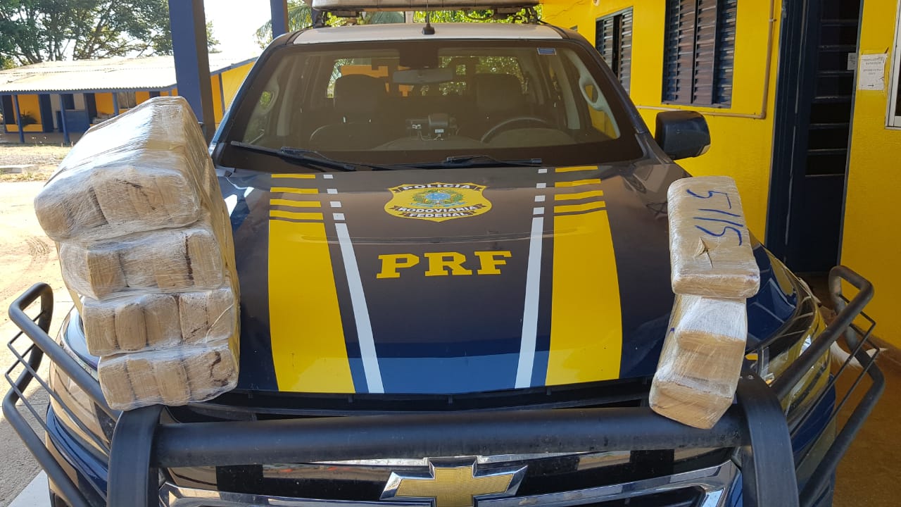 Droga apreendida na bagagem do adolescente. (Foto: divulga&ccedil;&atilde;o PRF/MT)