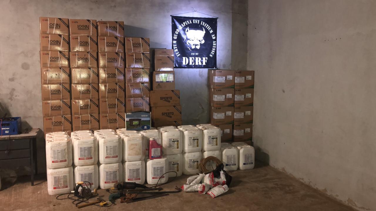 Materiais apreendidos pela pol&iacute;cia na casa do suspeito. (Foto: divulga&ccedil;&atilde;o PJC/MT)