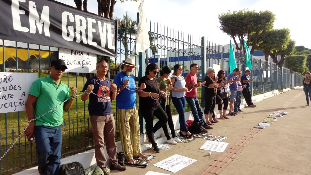 Profissionais da educa&ccedil;&atilde;o amanhecem acorrentados em frente ao Pal&aacute;cio Paiagu&aacute;s. Foto: Reprodu&ccedil;&atilde;o