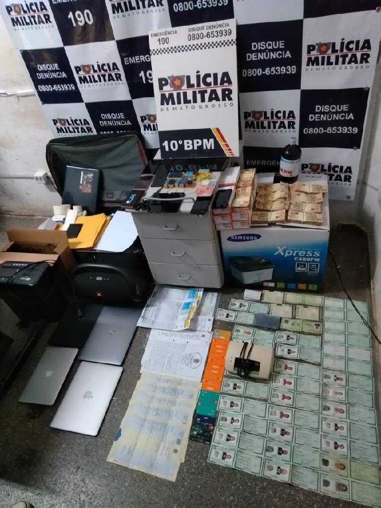 Objetos apreendidos pela pol&iacute;cia no apartamento onde os suspeitos foram presos. (Foto: divulga&ccedil;&atilde;o PJC/MT) 