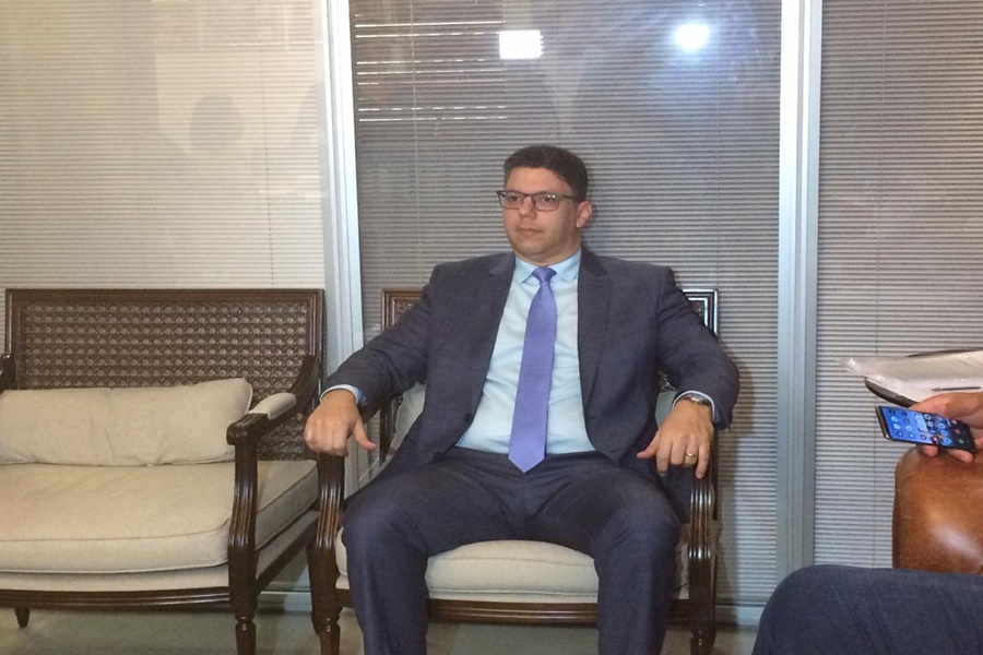 Advogado Jorge Jaudy em coletiva de imprensa