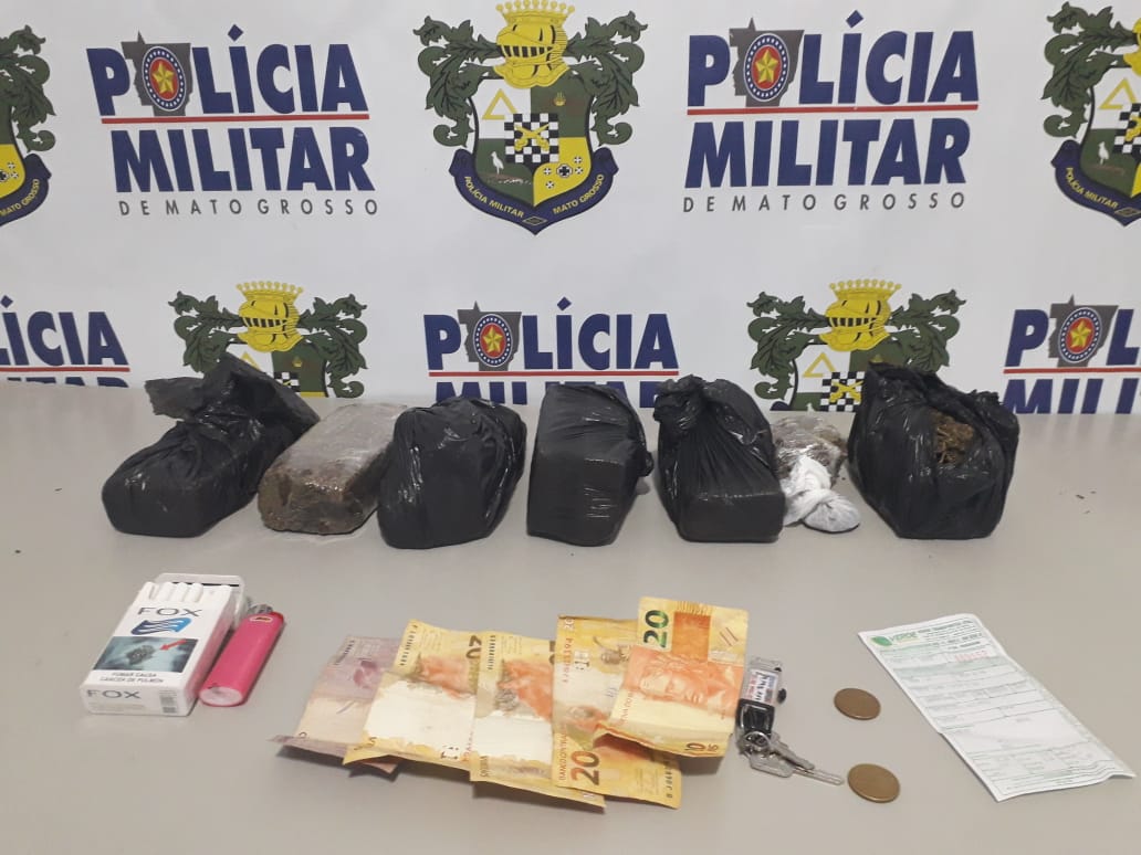 Materiais apreendidos pela pol&iacute;cia que estavam com a adolescente. (Foto: divulga&ccedil;&atilde;o PM/MT)