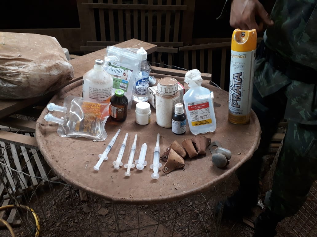 Alguns dos materiais apreendidos pela pol&iacute;cia. (Foto: divulga&ccedil;&atilde;o PM/MT)