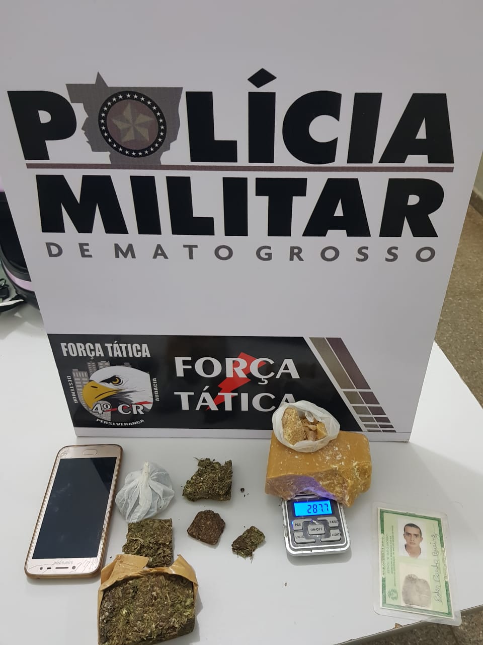 Com o trio, os policiais apreenderam peda&ccedil;os de maconha e de pasta base de coca&iacute;na 
