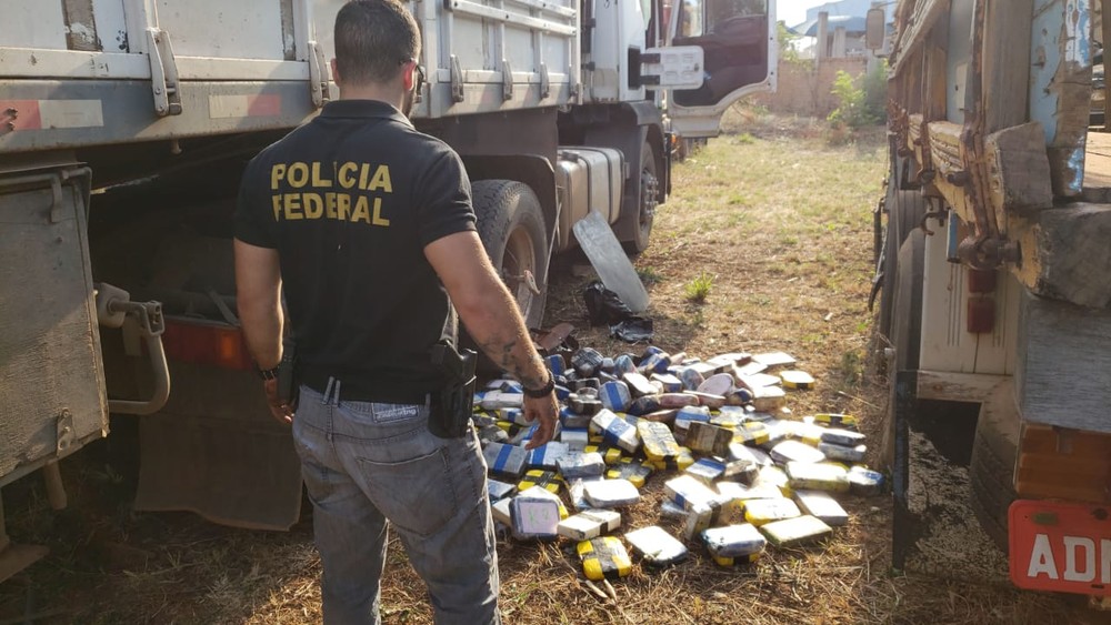A droga foi encontrada no interior dos engates do semirreboques do ve&iacute;culo. (Foto: divulga&ccedil;&atilde;o PF/MT)