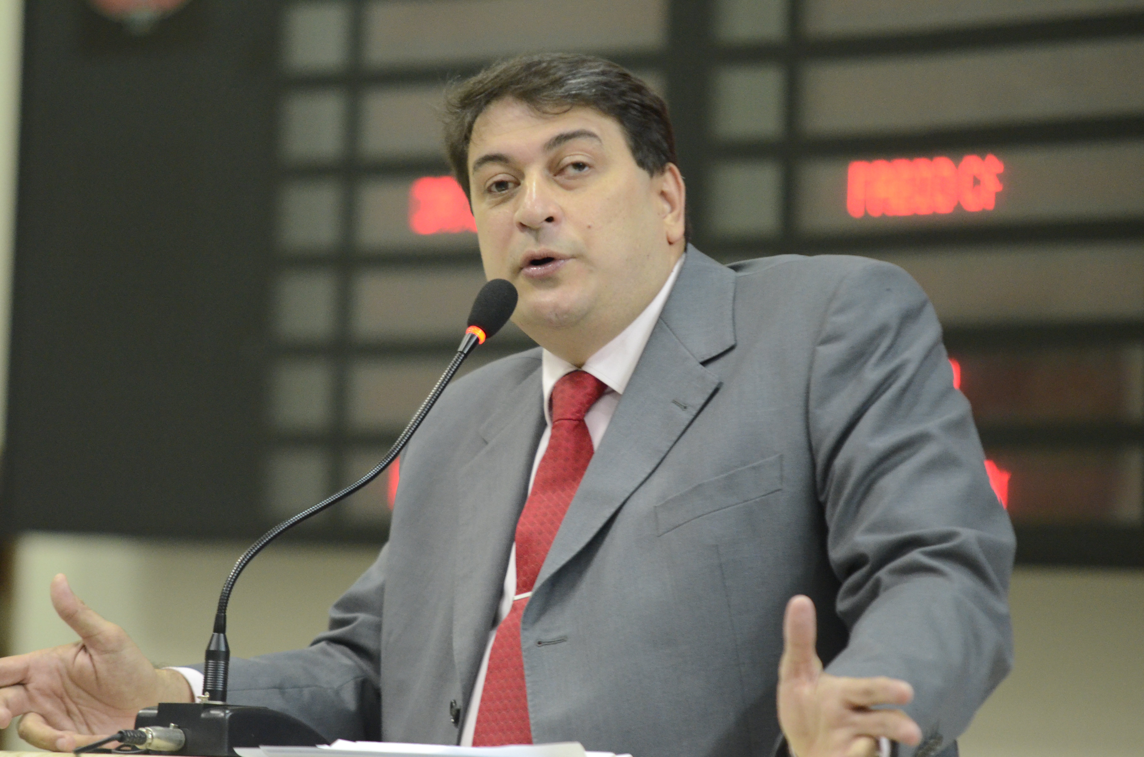 "A ideia &eacute; colocar todo mundo em torno de uma mesa de discuss&atilde;o e encontrar uma sa&iacute;da&rdquo;, afirmou o vereador F&aacute;bio Cardozo - Foto GMT