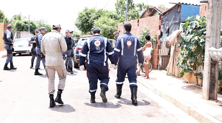 O m&eacute;dico do Samu identificou o feto como sendo de um animal, possivelmente de um p&aacute;ssaro. (Foto: Messias Filho/GazetaMT)