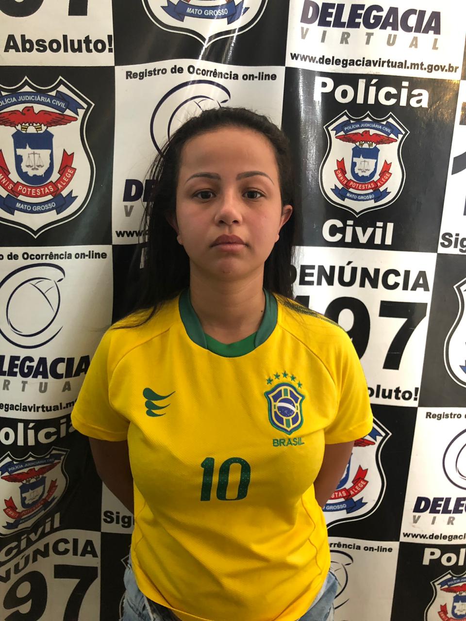 Emilly Martins da Silva, 21, acusada de envolvimento com o tr&aacute;fico de drogas no Estado de Mato Grosso do Sul. (Foto: divulga&ccedil;&atilde;o PJC/MT)