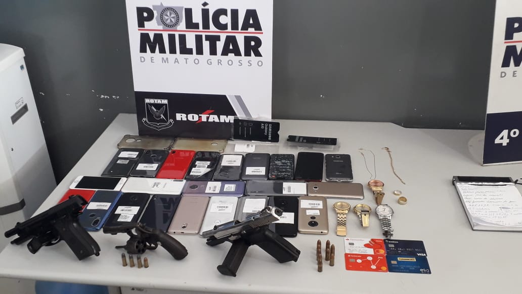 Materiais e armas de fogo que estavam no carro dos suspeitos. (Foto: divulga&ccedil;&atilde;o PM/MT)