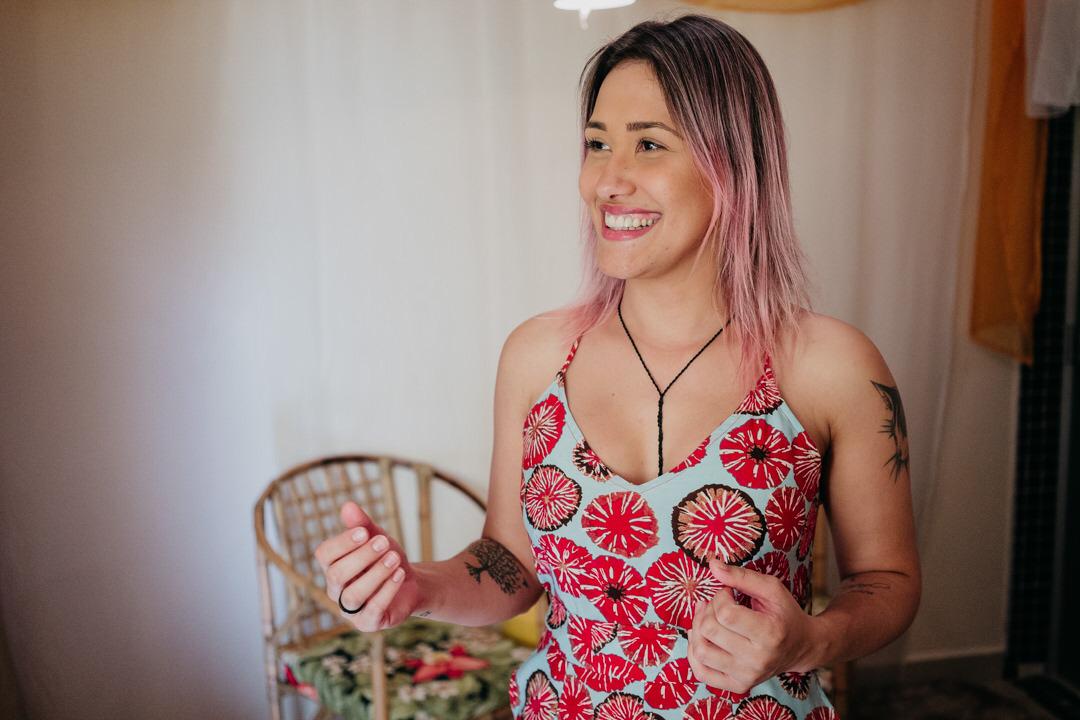 A terapeuta Isabela explica que muita gente só assemelha o tantra com a sexualidade, porém o que ocorre na prática não é. Foto assessoria.