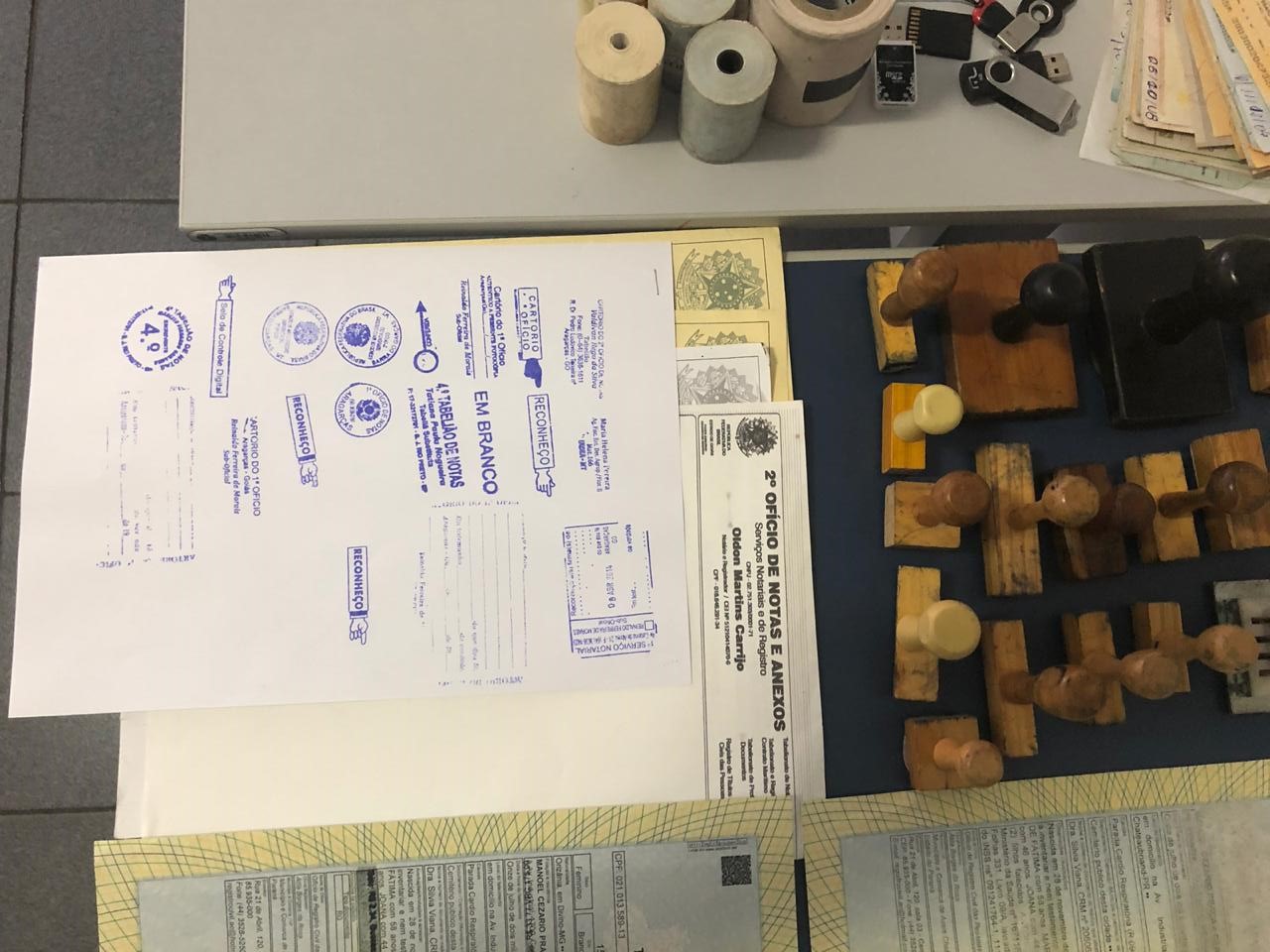 Documenta&ccedil;&atilde;o apreendida pela pol&iacute;cia durante o cumprimento de mandado de busca e apreens&atilde;o em Aragar&ccedil;as (GO). (Foto: divulga&ccedil;&atilde;o PJC/MT) 