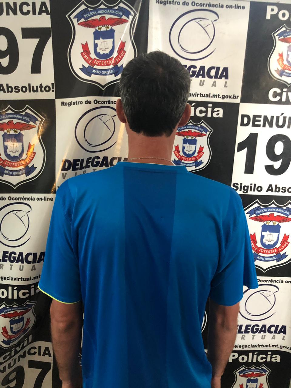 Suspeito flagrado com a espingarda e entregue na 1&ordf; Delegacia de Pol&iacute;cia. (Foto: divulga&ccedil;&atilde;o PJC/MT)