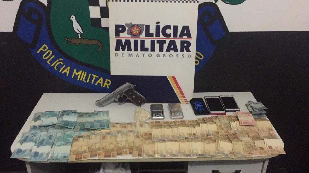 Materiais apreendidos pela pol&iacute;cia no com o suspeito. (Foto: divulga&ccedil;&atilde;o PM/MT)