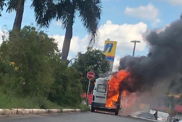 No ve&iacute;culo s&oacute; estava o motorista, que n&atilde;o ficou ferido. (Foto: rede social)