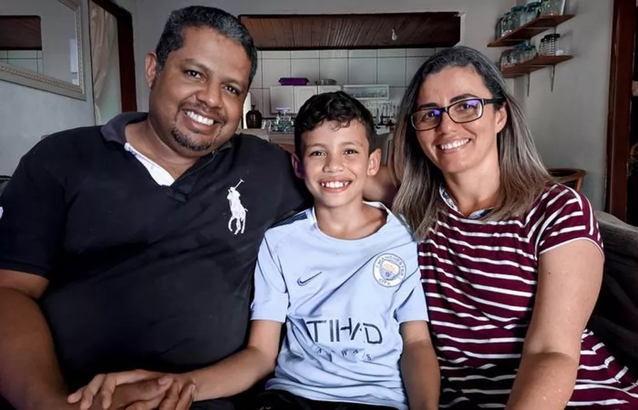 Jo&atilde;o Pedro junto com os pais