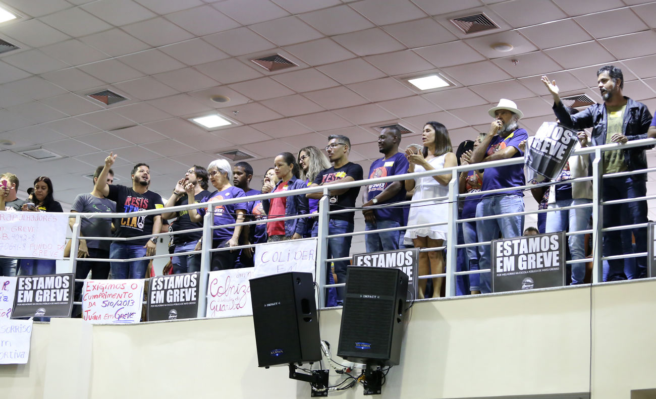 Professores realizam protesto na galeria da ALMT. Foto: Assessoria