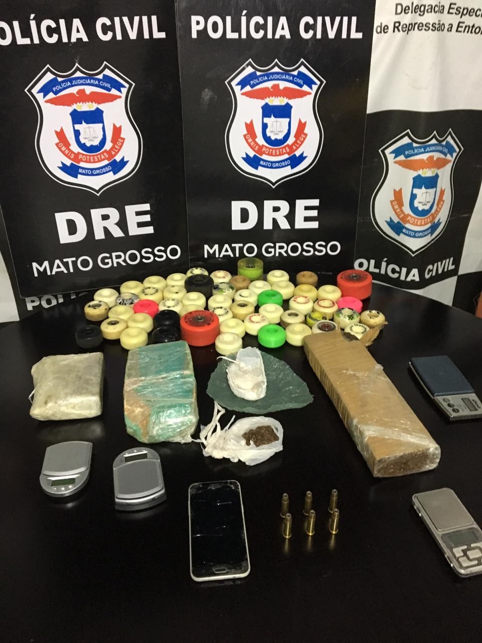 Materiais apreendidos pela pol&iacute;cia na resid&ecirc;ncia dos suspeitos. (Foto: divulga&ccedil;&atilde;o PJC/MT)