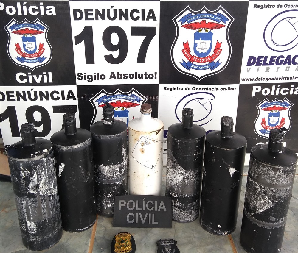 Cilindros apreendidos pela pol&iacute;cia no ve&iacute;culo dos suspeitos. (Foto: divulga&ccedil;&atilde;o PJC/MT) 