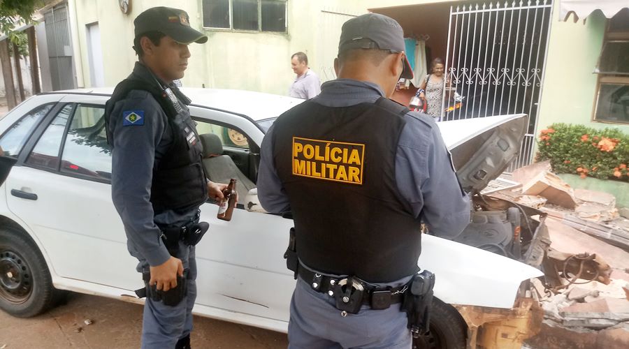 No interior do ve&iacute;culo, os policiais encontraram uma garrafa de cerveja, o que refor&ccedil;a a tese de que o motorista estivesse dirigindo embriagado - Foto Messias Filho/GMT