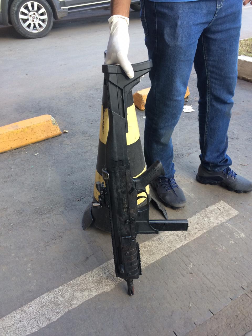 Fuzil utilizado pelos criminosos durante o assalto. (Foto: reprodu&ccedil;&atilde;o)  