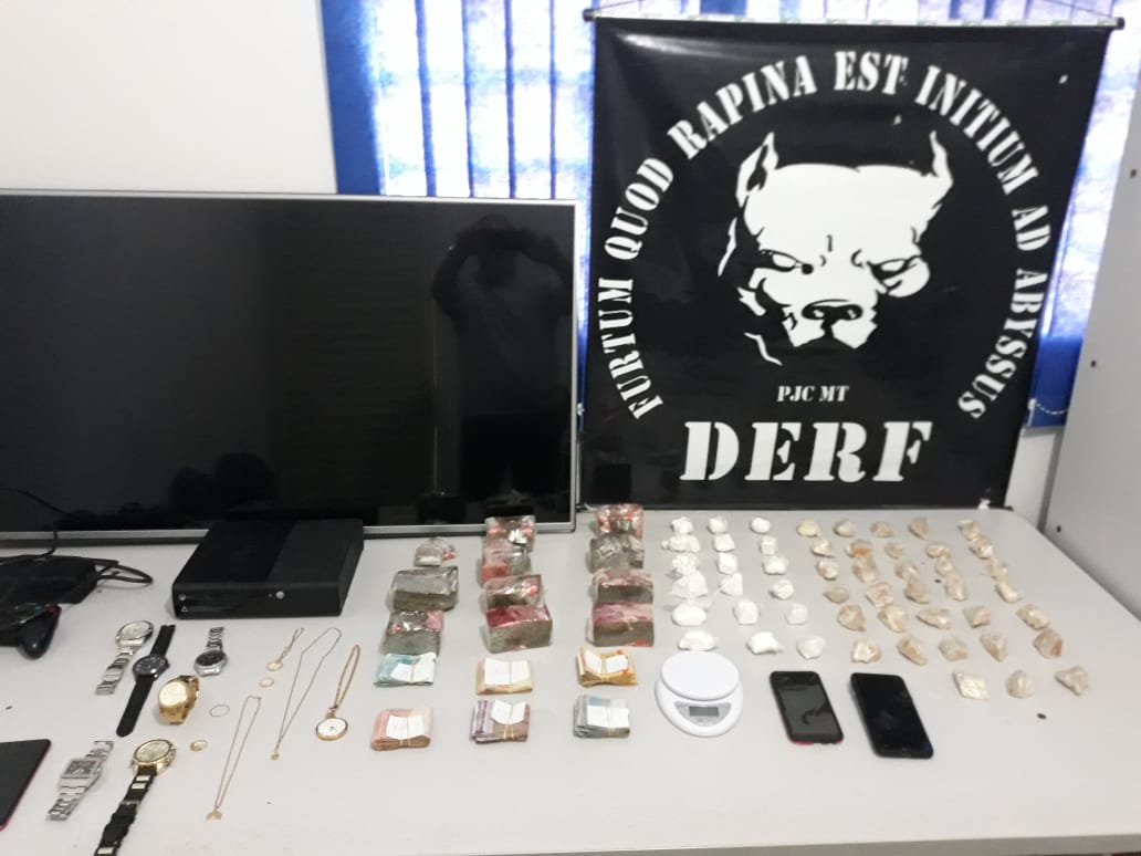 Materiais apreendidos pela pol&iacute;cia na casa dos suspeitos. (Foto: divulga&ccedil;&atilde;o PJC/MT)