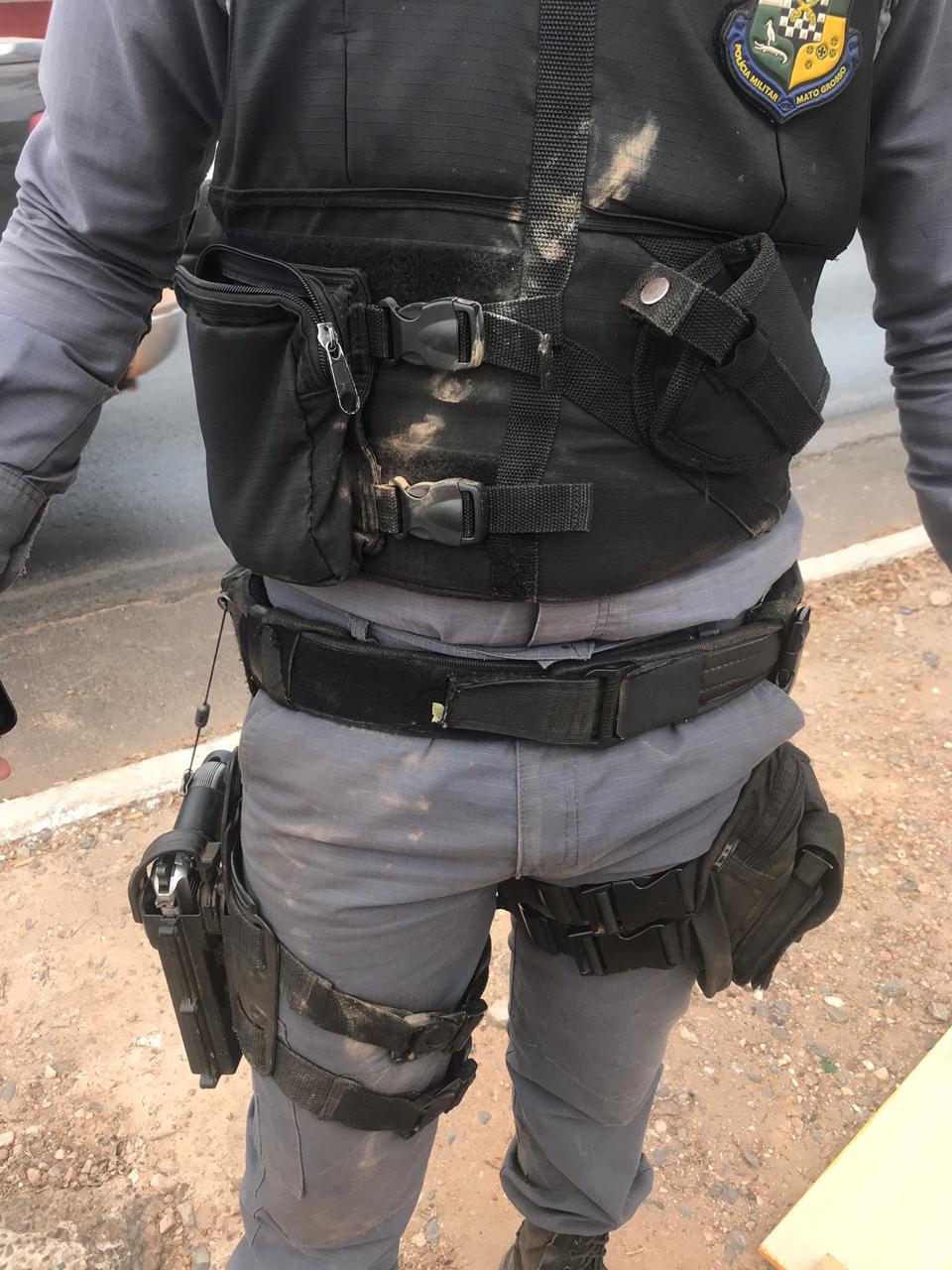 Policial foi atingido por uma das pedras arremessadas pelo suspeito. (Foto: divulga&ccedil;&atilde;o PM/MT)