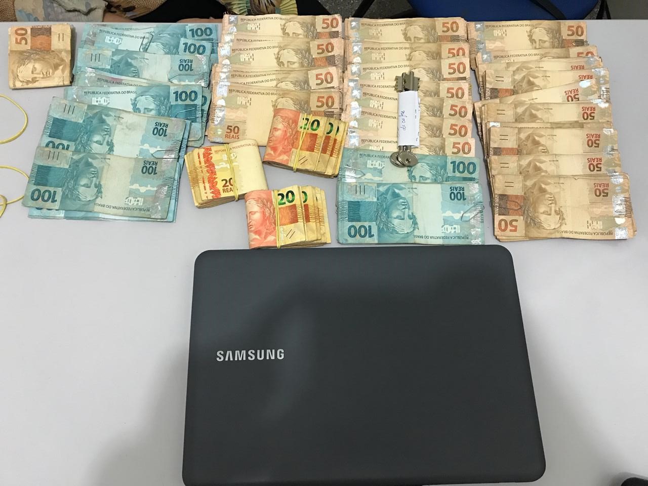 os policiais recuperaram R$ 37,8 mil do dinheiro subtra&iacute;do na casa do suspeito. (Foto: divulga&ccedil;&atilde;o PJC/MT) 