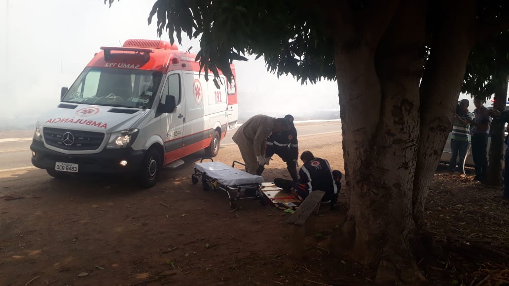 Motorista sendo socorrido pelo Servi&ccedil;o de Atendimento M&oacute;vel de Urg&ecirc;ncia (Samu). (Foto: divulga&ccedil;&atilde;o PM/MT)