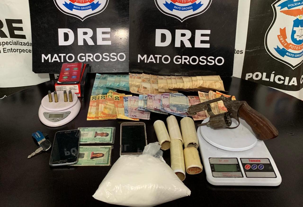Materiais apreendidos pela pol&iacute;cia nas casas alvo da investiga&ccedil;&atilde;o. (Foto: divulga&ccedil;&atilde;o PJC/MT)