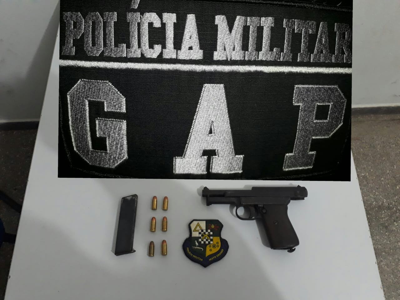 Arma e muni&ccedil;&otilde;es apreendidas pela pol&iacute;cia. (Foto: divulga&ccedil;&atilde;o PM/MT)
