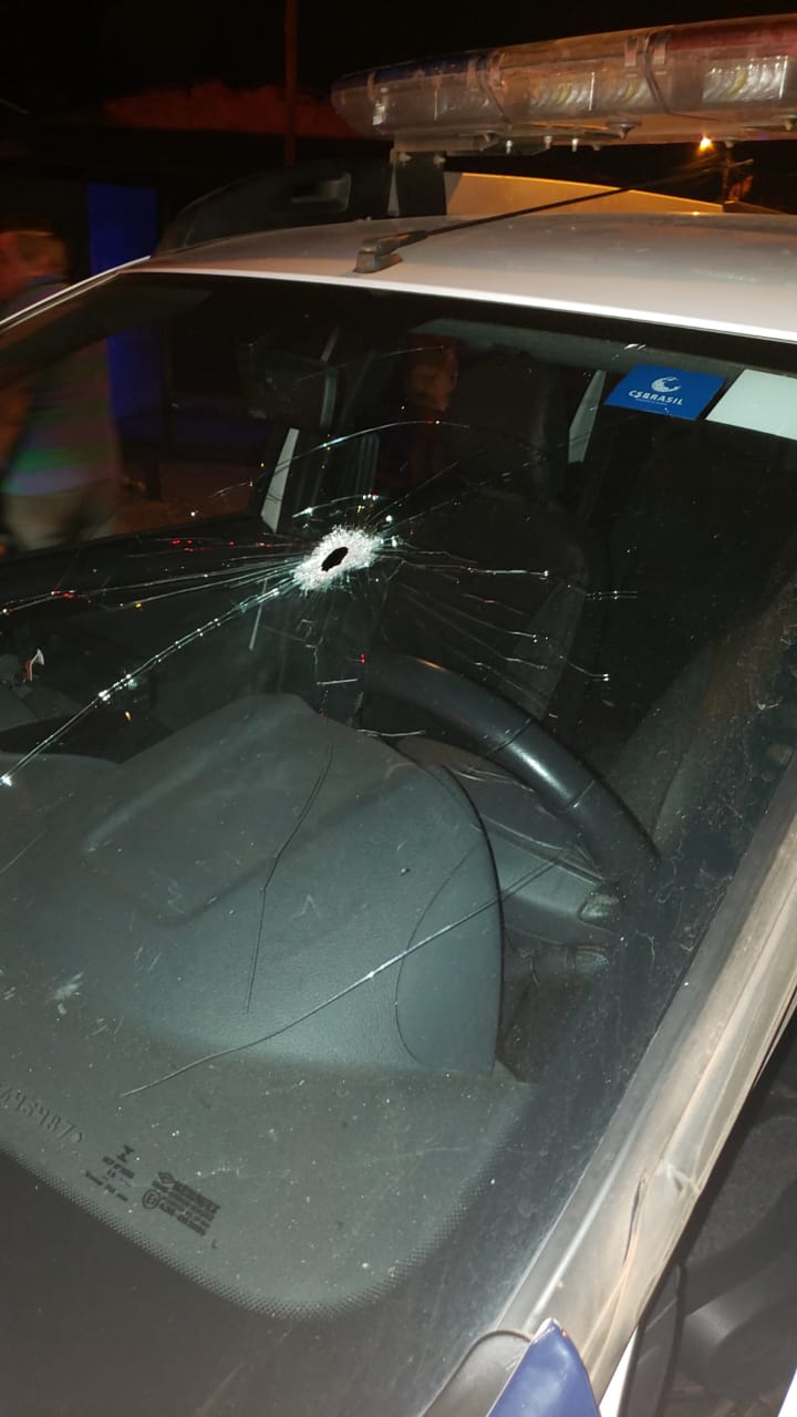 Houve troca de tiros entre bandidos e a PM, e v&aacute;rios disparos atingiram o ve&iacute;culo roubado - Foto Divulga&ccedil;&atilde;o /PM