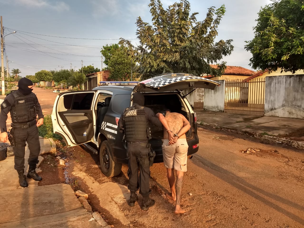 Um dos suspeitos preso durante a opera&ccedil;&atilde;o. (Foto: divulga&ccedil;&atilde;o PJC/MT)