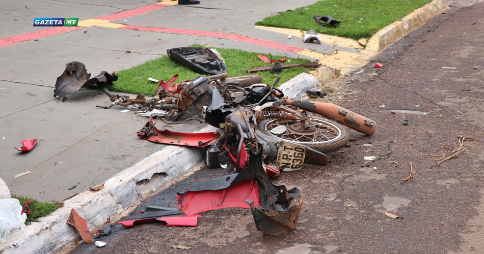 Motocicleta da v&iacute;tima ficou totalmente destru&iacute;da. (Foto: Messias Filho / GazetaMT)