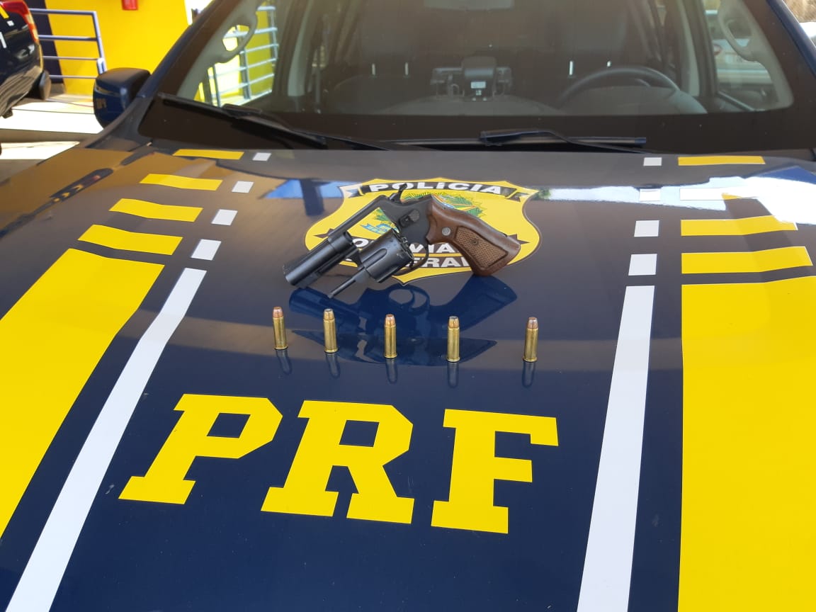 Rev&oacute;lver apreendido com um dos suspeitos. (Foto: divulga&ccedil;&atilde;o PRF/MT)