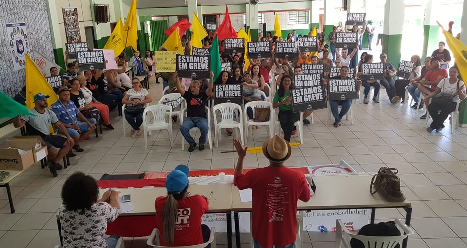 Professores de Rondon&oacute;polis decidem pela continuidade da greve. Foto: Assessoria