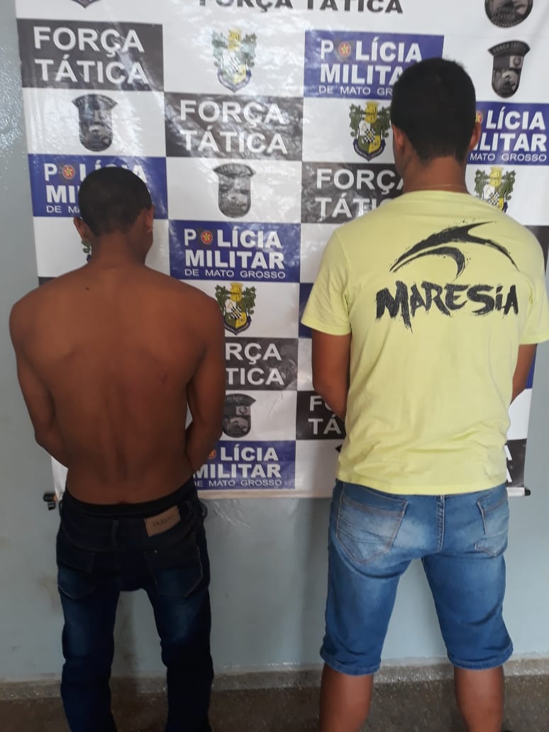 An&eacute;sio Fernando dos Reis Freitas e Luan Lucas dos Santos apresentados na 1&ordf; Delegacia de Pol&iacute;cia. (Foto: divulga&ccedil;&atilde;o PM/MT)