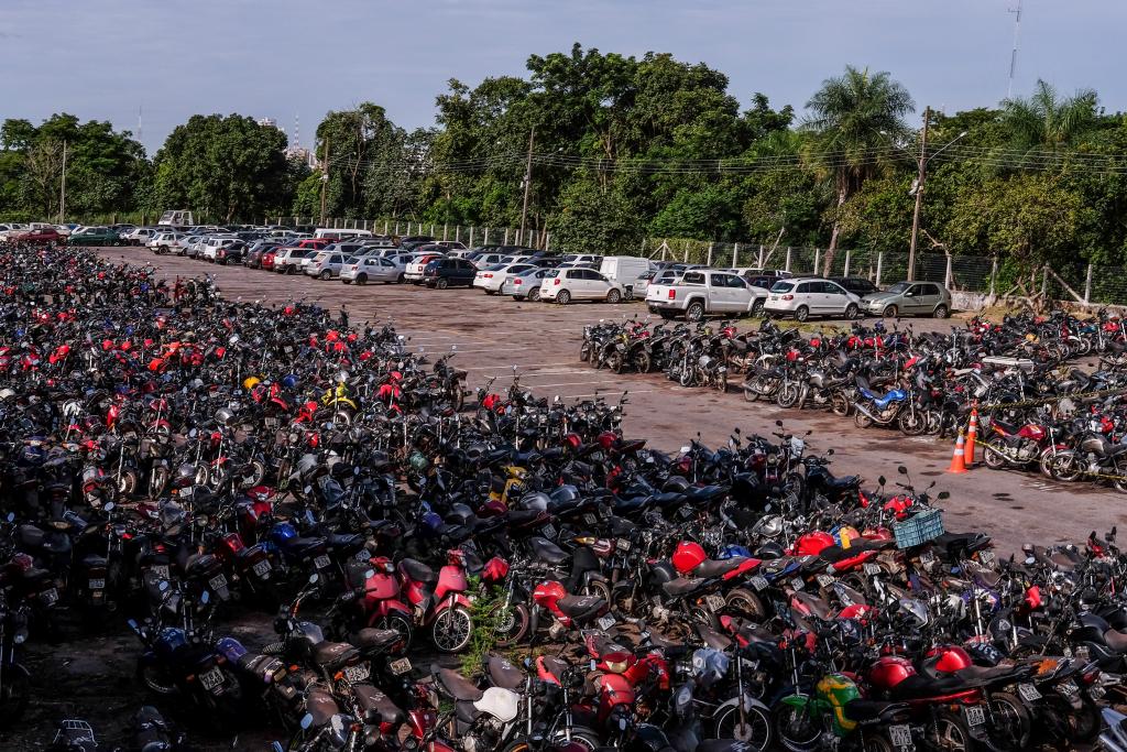 O p&aacute;tio onde est&atilde;o guardados os ve&iacute;culos fica em Cuiab&aacute; e estar&aacute; aberto para visita&ccedil;&atilde;o at&eacute; o dia 27 de fevereiro. (Foto: Mayke Toscano)