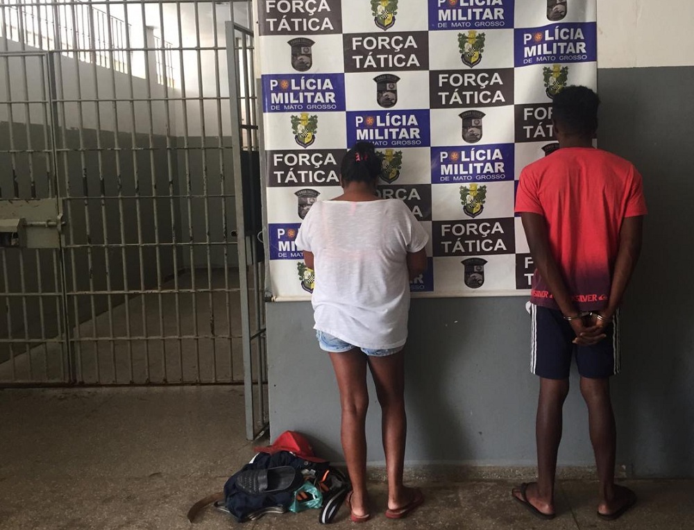 M&atilde;e e filho detidos na 1&ordf; Delegacia de Pol&iacute;cia. (Foto: Sirlei Alves/GazetaMT)
