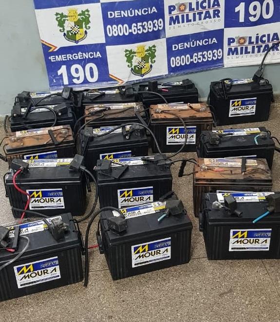 Baterias estavam com rastreador que indicou a resid&ecirc;ncia de um dos suspeitos detido. (Foto: divulga&ccedil;&atilde;o PM/MT)
