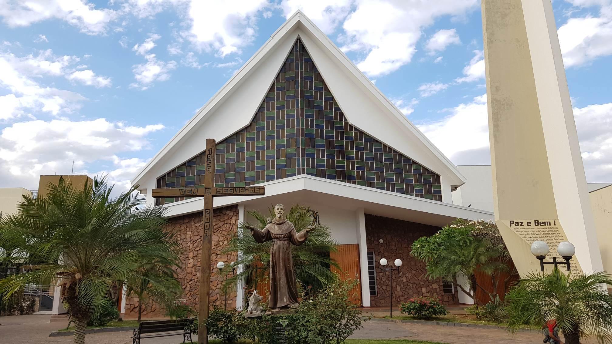 Primeira igreja católica de Rondonópolis, a Paróquia Sagrado Coração de Jesus é também um ponto turístico, tendo sido escolhida como uma das Sete Maravilhas da cidade