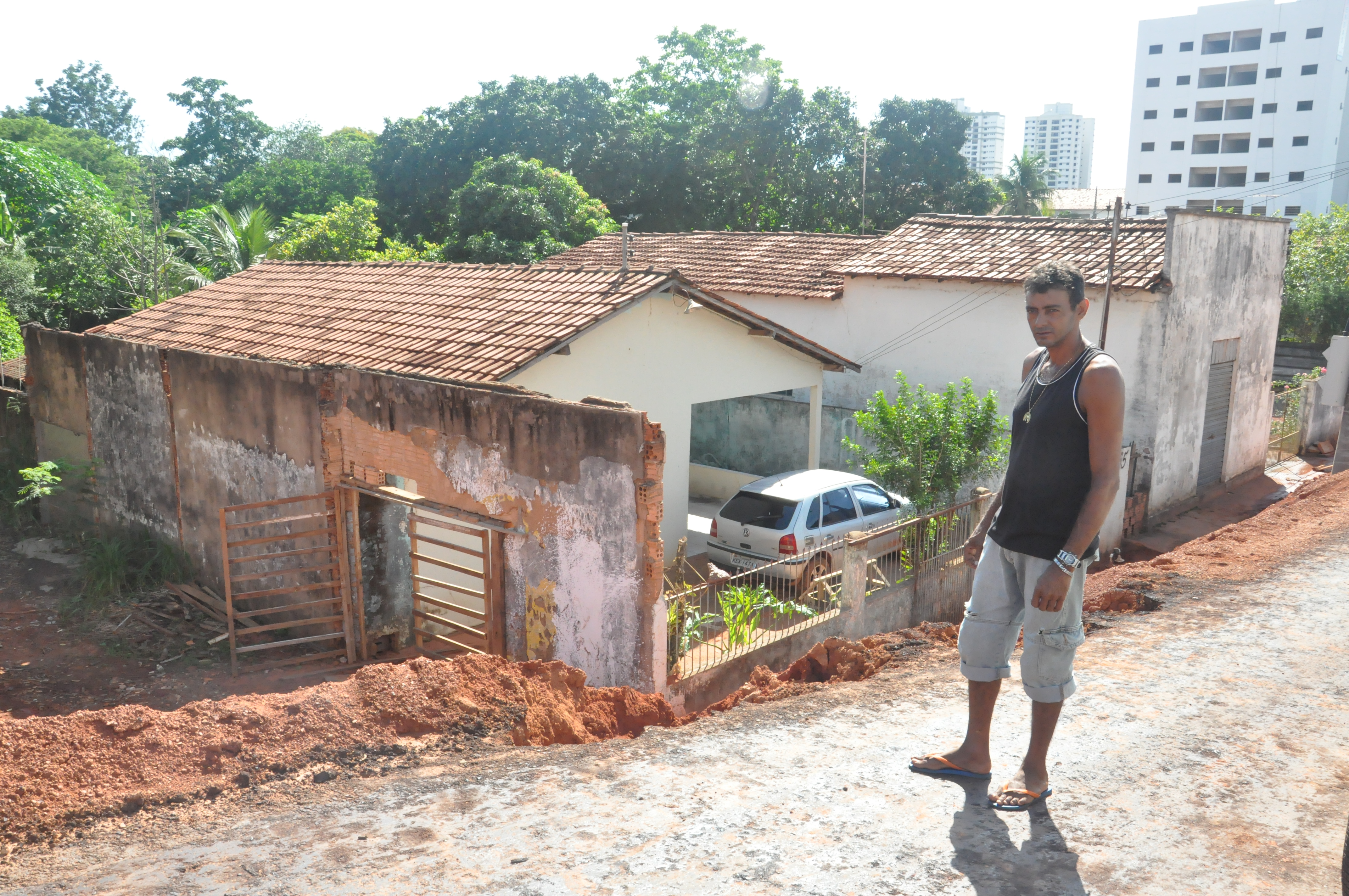Muitos moradores mal conseguem entrar nas pr&oacute;prias casas por causa da obra mal feita